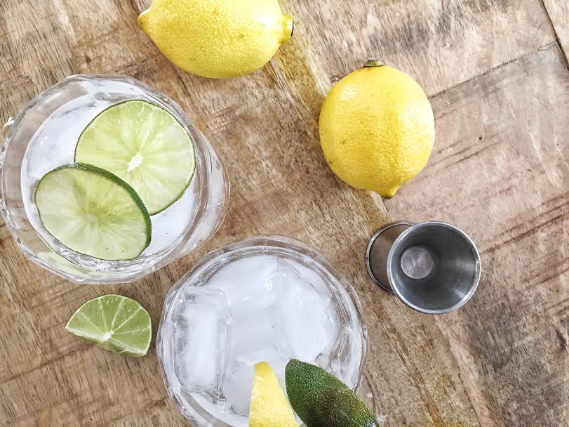 2 cocktails with lime and lemon